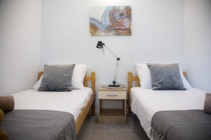 Druga spavaća soba ima dva udobna kreveta, elegantan tepih i pogled na bazen. Ima zaseban ulaz iz hodnika, što jamči privatnost i mir.