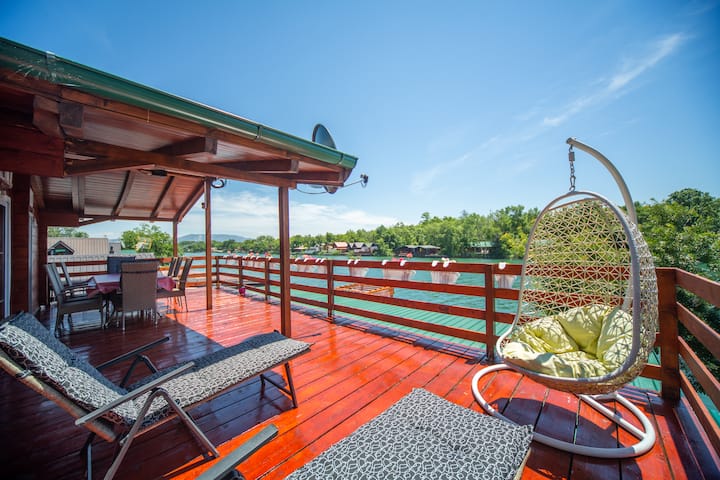 Coco House - Upper Floor