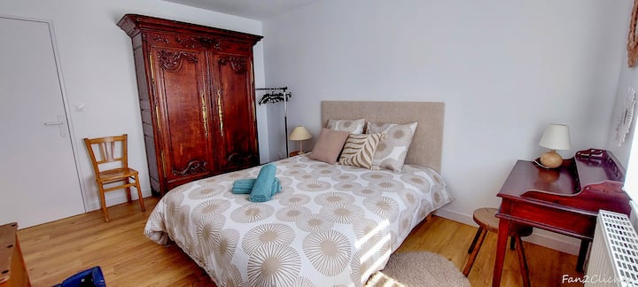 Chambre avec lit 2 places 160x200 et meubles normands
