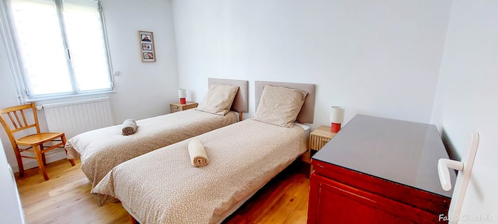 Chambre avec 2 lits de 80, chevets, commode