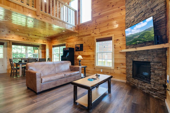 Smoky Retreat W/ Hot Tub, Games & Mountain Views - Sevierville, TN