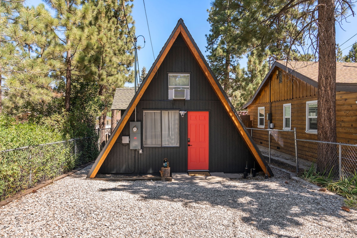 Top Airbnb: NEW! Vintage Travel Themed Romantic A-Frame-SpaDog in Big Bear City