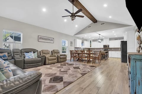 Modern 5-BR Lake House w/ Covered Parking