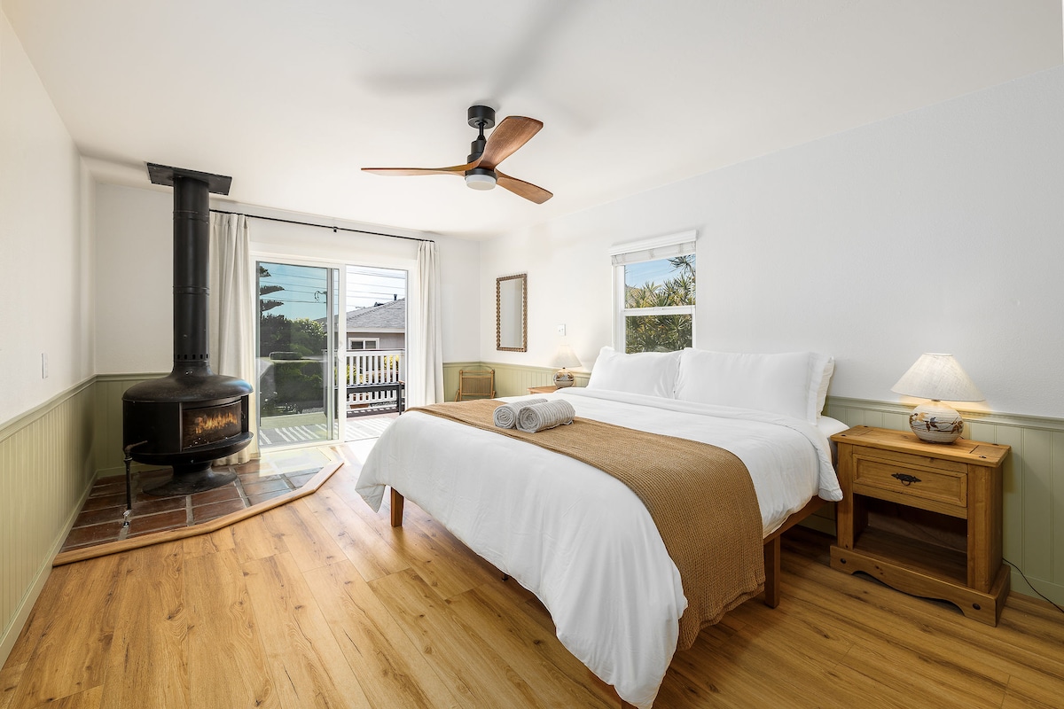 تخلق المساحة المليئة بالضوء، بأرضياتها الخشبية الصلبة الدافئة وجدرانها البيضاء الساطعة، جوًا جذابًا. مع سرير فخم مصنوع بعناية مع بياضات بيضاء ناعمة وبطانية بنية دافئة تعد بنوم مريح. 