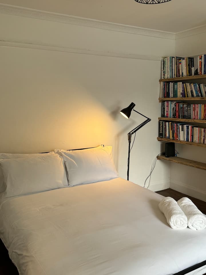 Chambre double en bas. Accès facile. Plancher en bois d'origine. Fenêtres courbes Crittle des années 1920. 