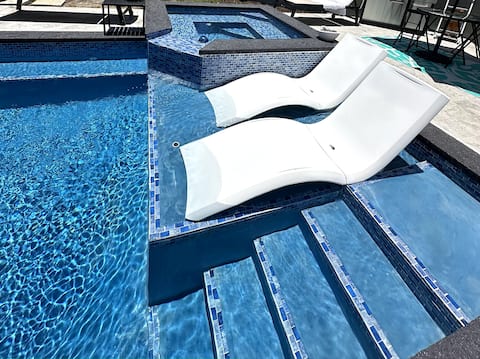 Oasis by the Bay, private pool/hot tub, near Ochi