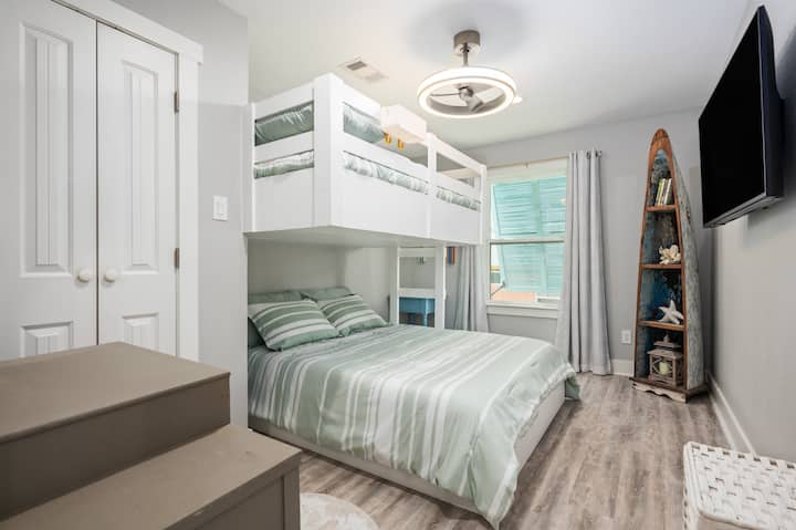 - Креативниот распоред со брачен кревет (широк 150-179 см) подолу и целосен спрат погоре нуди групна флексибилност
- Полицата за сурфање, удобното седиште до прозорецот и океанските акценти оддаваат наутички шарм
- Паметниот телевизор, елегантното осветлување и дрвениот под го заокружуваат овој забавен и удобен простор