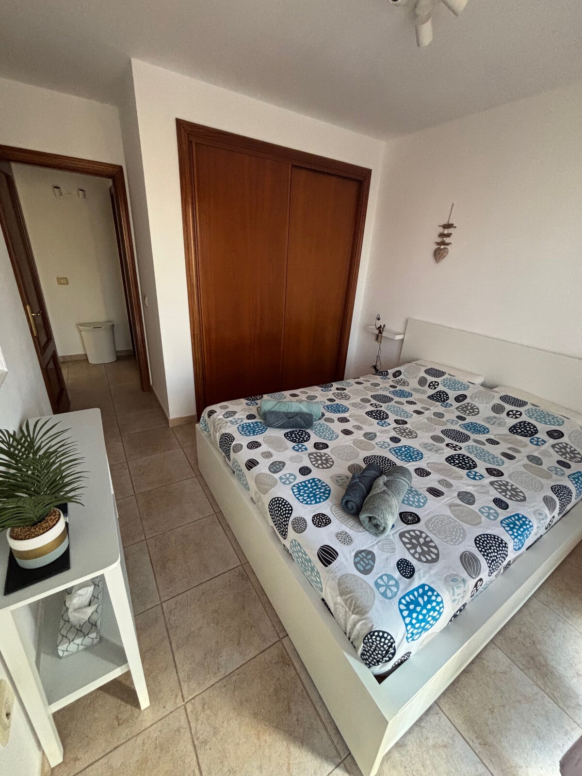 El dormitorio principal con su cama de 160 cm y su armario. 
Ahora cuenta con un ventilador de techo.