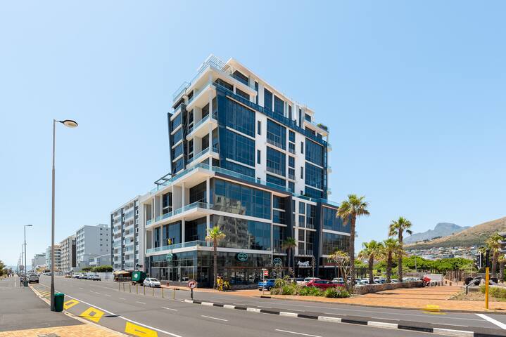 Luxury Retreat with Scenic Balcony gallery image 4