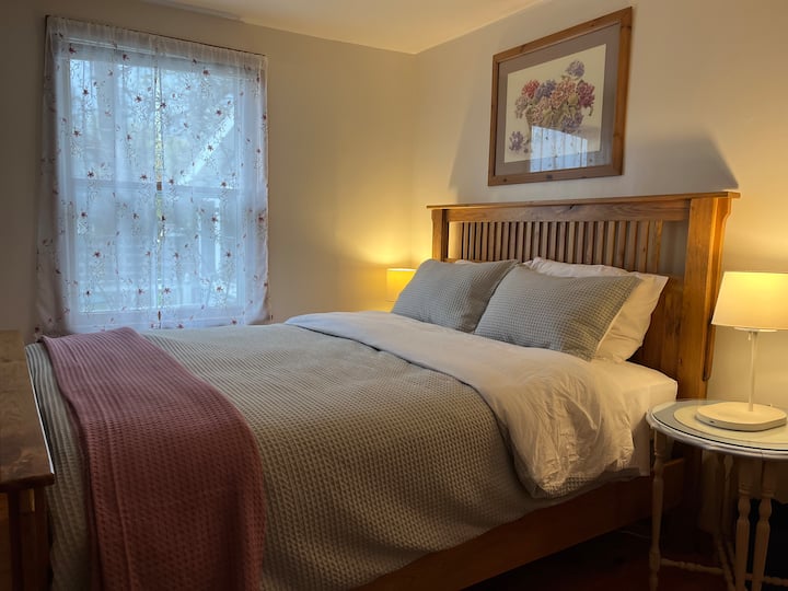 Chumba kikuu cha kulala cha ghorofa kilicho na kitanda cha ukubwa wa malkia, televisheni mahiri, kabati na kabati la kujipambia