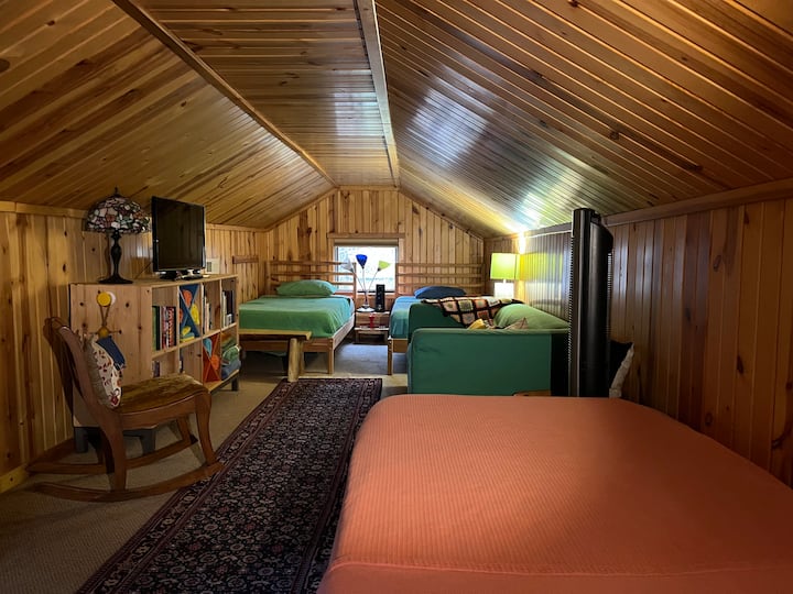 Ghorofa ya juu, utahisi kama uko kwenye nyumba ya kwenye mti. (moja iliyo na dari za 5' 10") Vitanda vitatu vya jukwaa moja, kochi, televisheni mahiri, michezo na vitabu hukufanya utake kukaa katika sehemu hii yenye starehe usiku kucha.