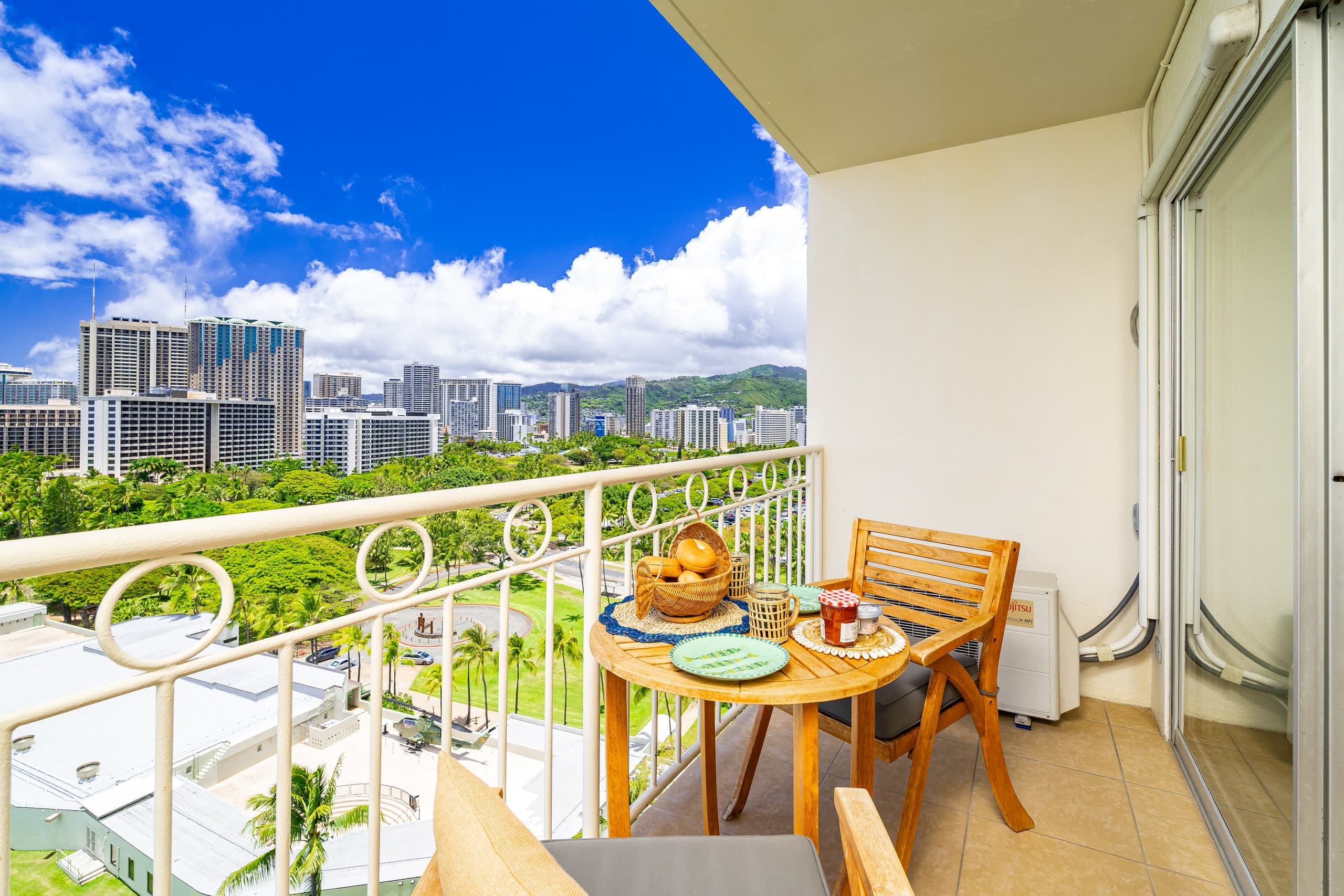 Condo in Honolulu · ★4.95 · Studio · 1 bed · 1 private bath - Image 27