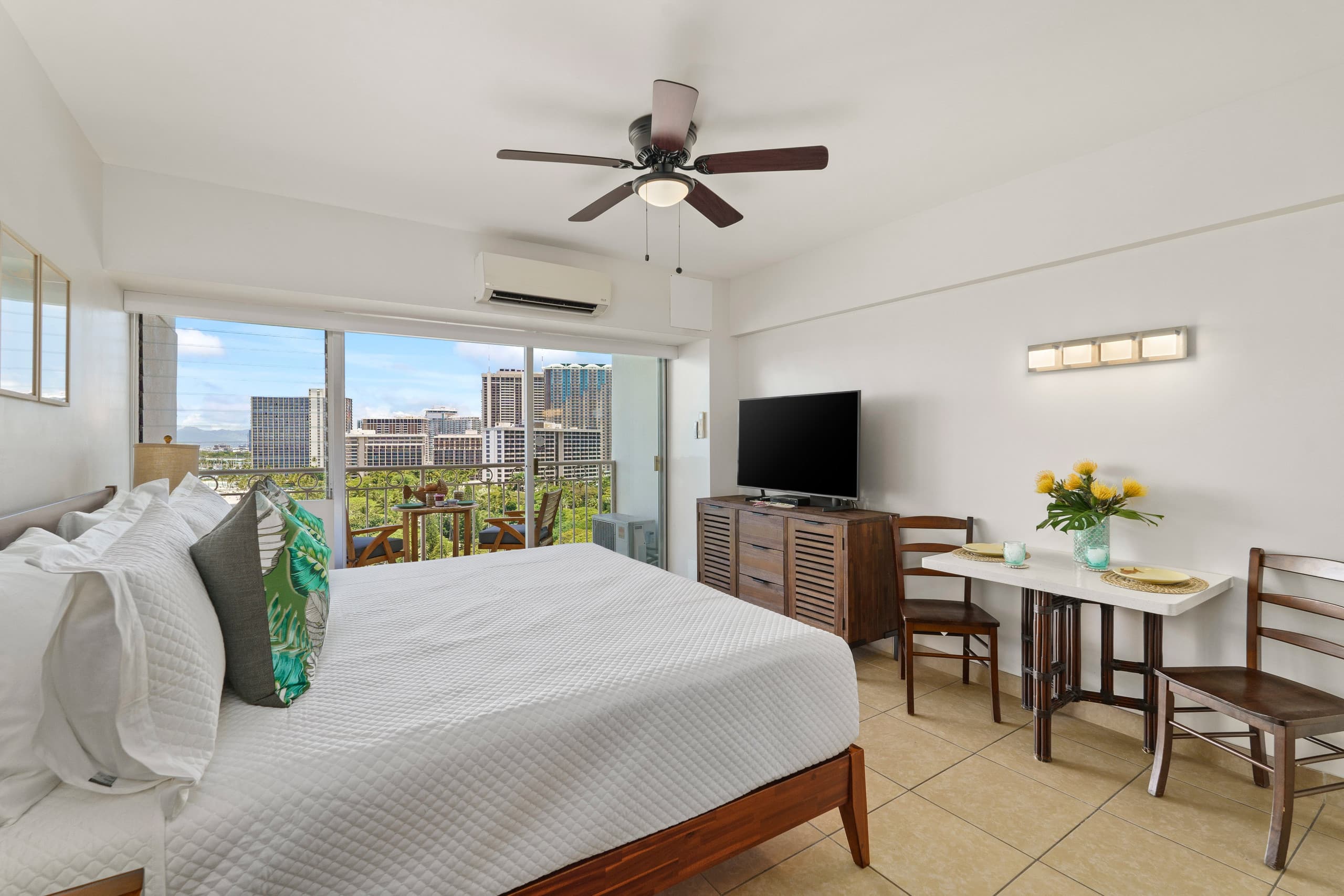 Condo in Honolulu · ★4.95 · Studio · 1 bed · 1 private bath - Image 4