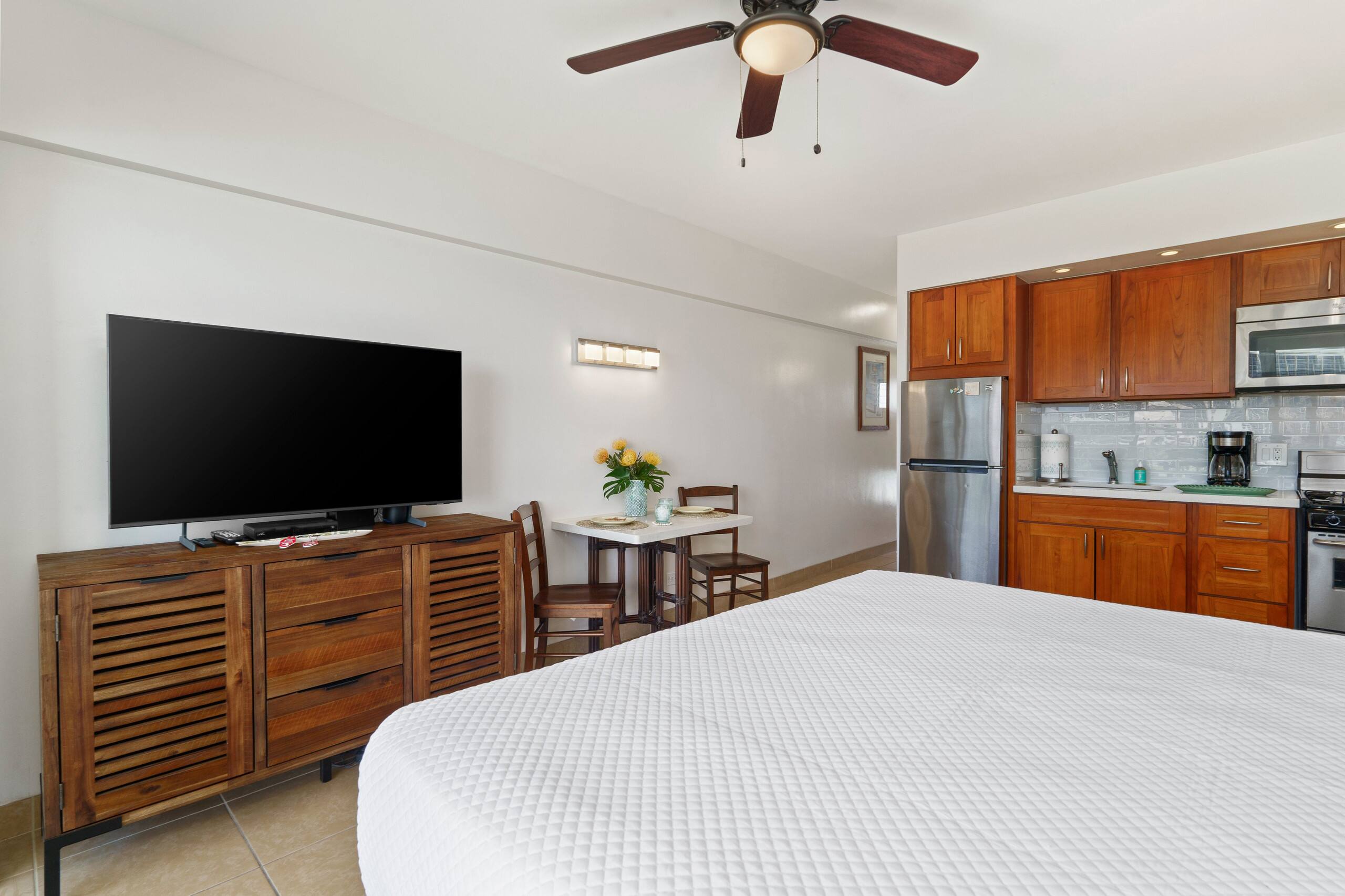 Condo in Honolulu · ★4.95 · Studio · 1 bed · 1 private bath - Image 6