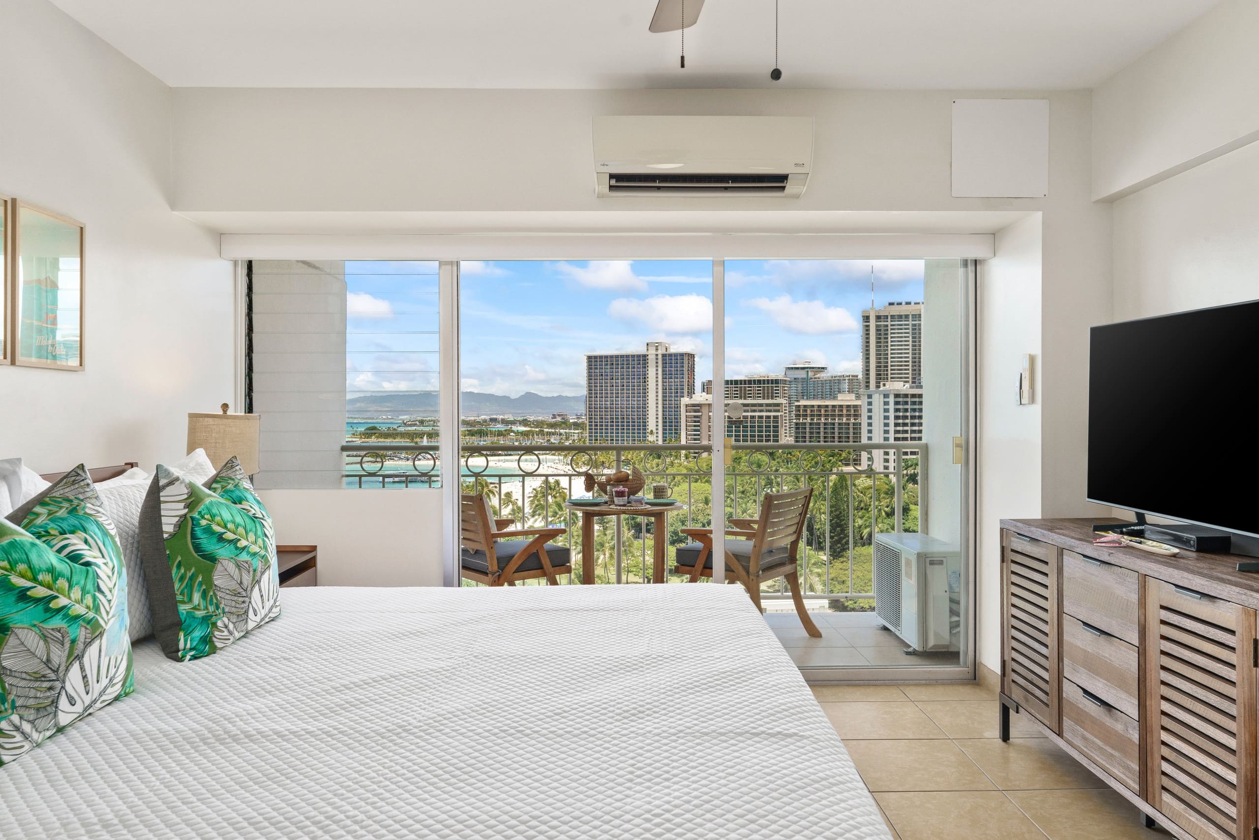 Condo in Honolulu · ★4.95 · Studio · 1 bed · 1 private bath - Image 3