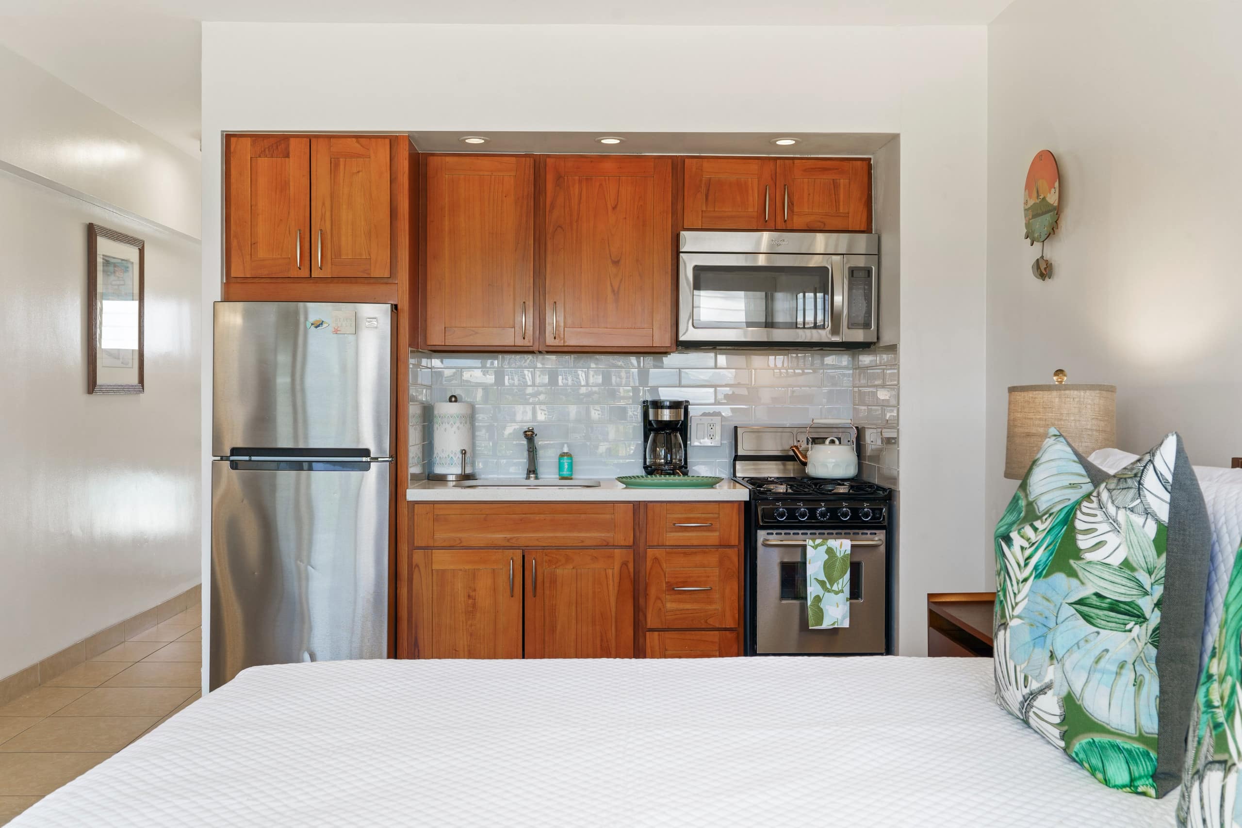 Condo in Honolulu · ★4.95 · Studio · 1 bed · 1 private bath - Image 13