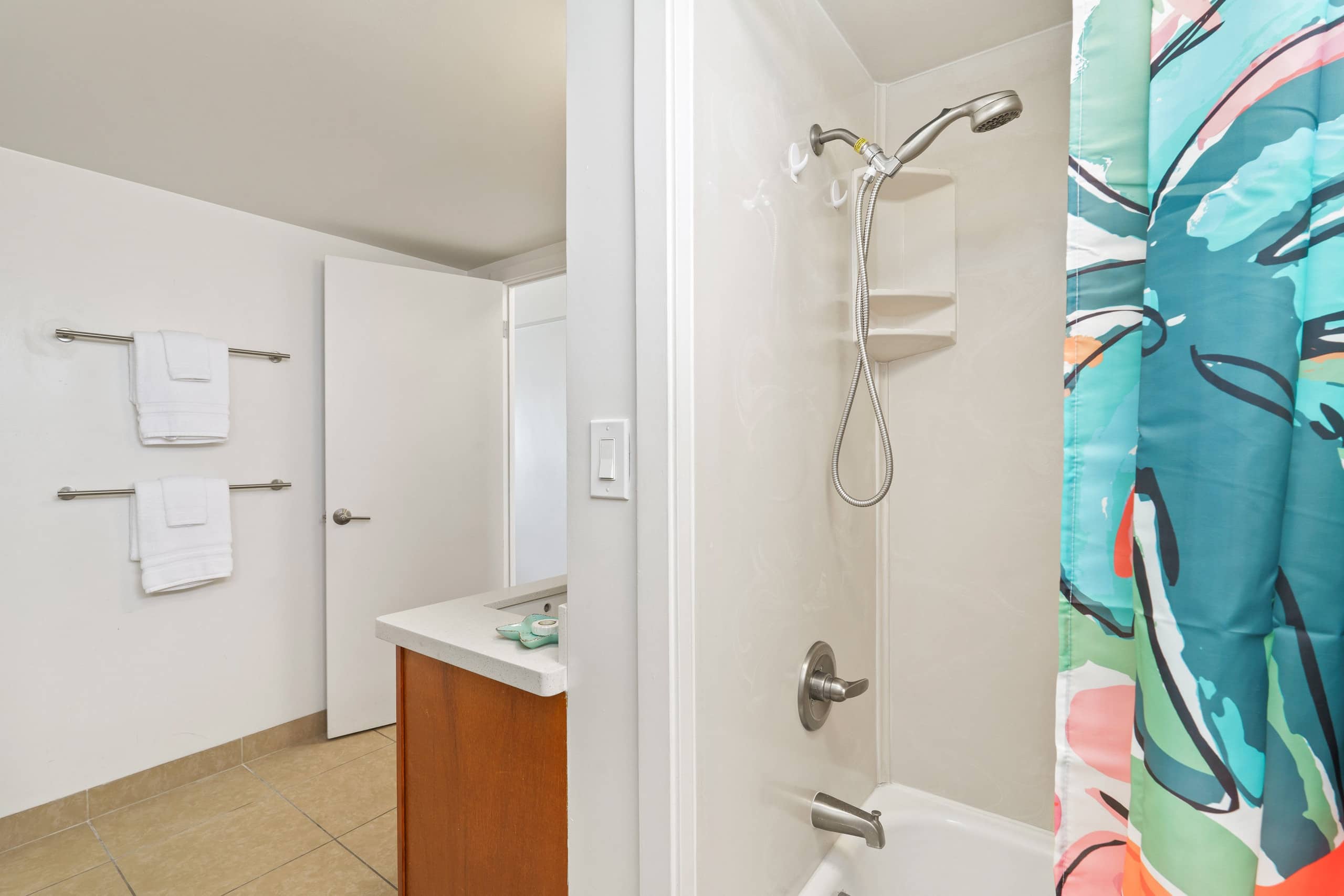 Condo in Honolulu · ★4.95 · Studio · 1 bed · 1 private bath - Image 22