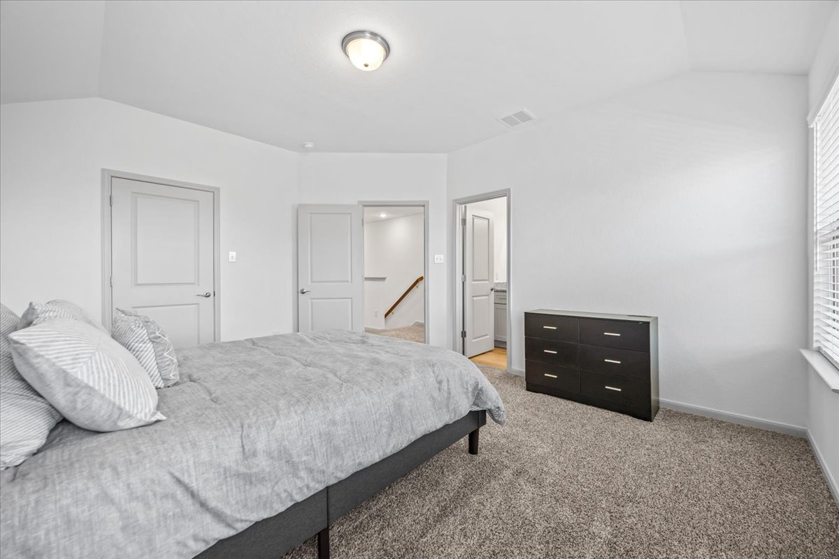 Schoon, modern en ontspannend - deze slaapkamer biedt de perfecte ontsnapping.