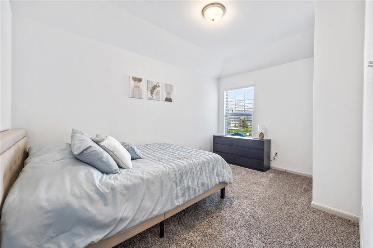 Ontspan in een rustige, stijlvolle slaapkamer met zacht beddengoed en veel daglicht.