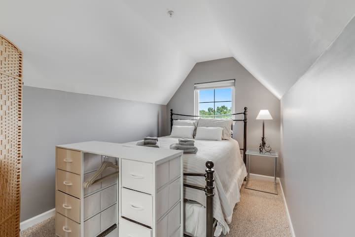 4. spavaća soba – bračni krevet i modularna sofa na razvlačenje (bračni krevet) – 4. kat