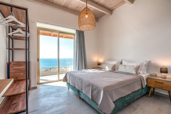 Bedroom 2 with 2 king bed, ensuite bathroom and balcony with sea view