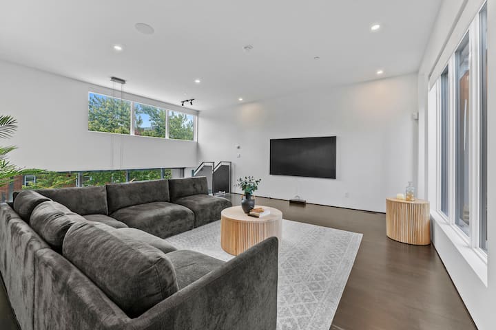 Exclusive Designer Penthouse w/ Private Rooftop gallery image 4