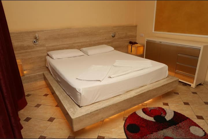 Нашите вкусно уредени соби ве очекуваат со удобни дупли кревети, удобен амбиент и сѐ што ви е потребно за релаксирачки престој.