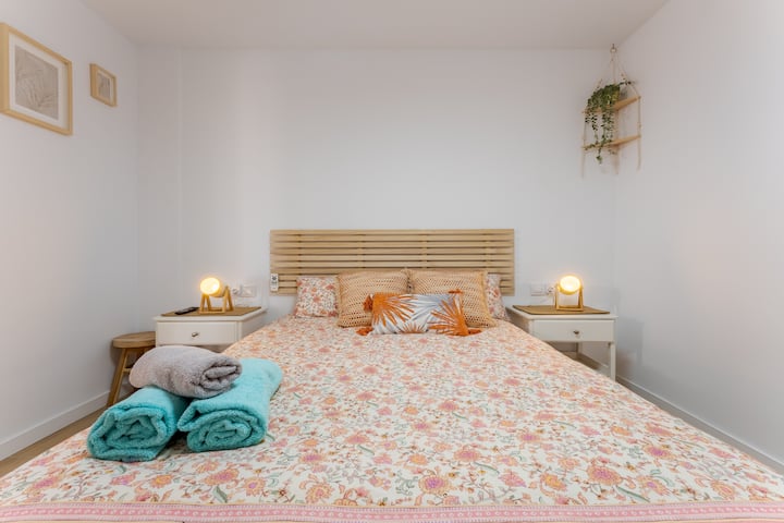 Двокреветна соба со вентилатор, паметен телевизор и плакар