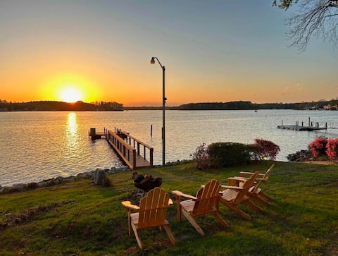 Sunset Hideaway 4BR | Sleeps 12 | 2 Kayaks