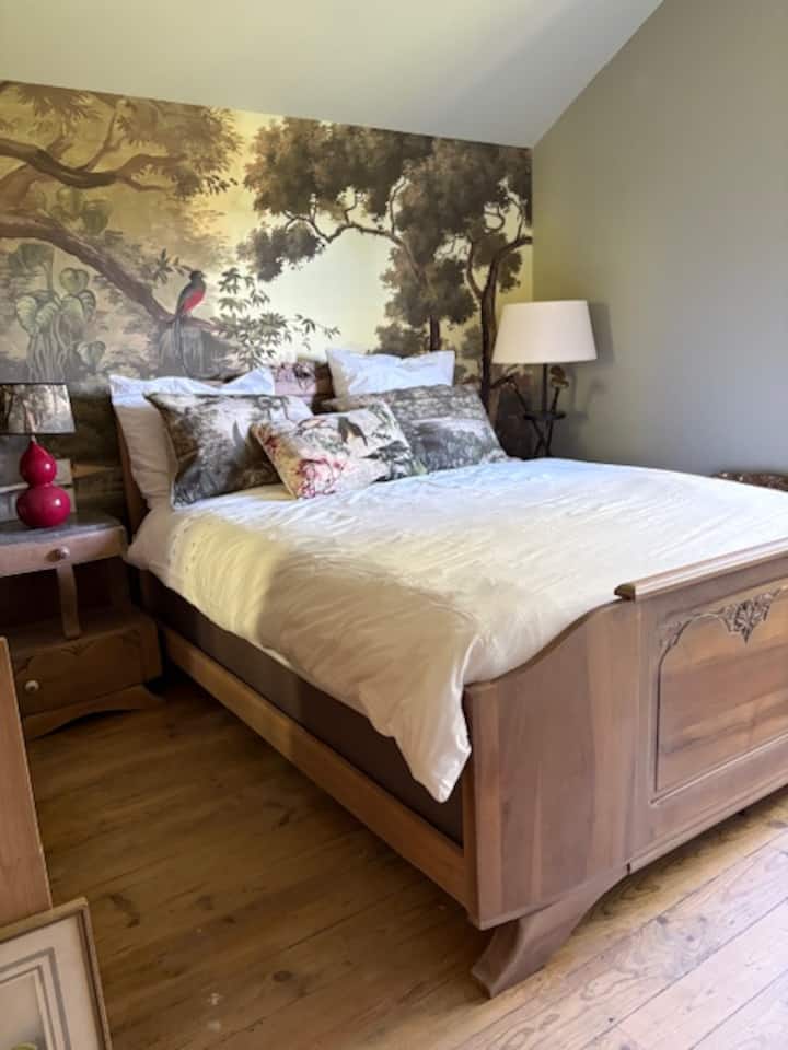 Chambre très calme donnant sur le jardin, le chemin de la plaine (non goudronné, deux à trois passages par jour) et les champs de la vallée du Lot.