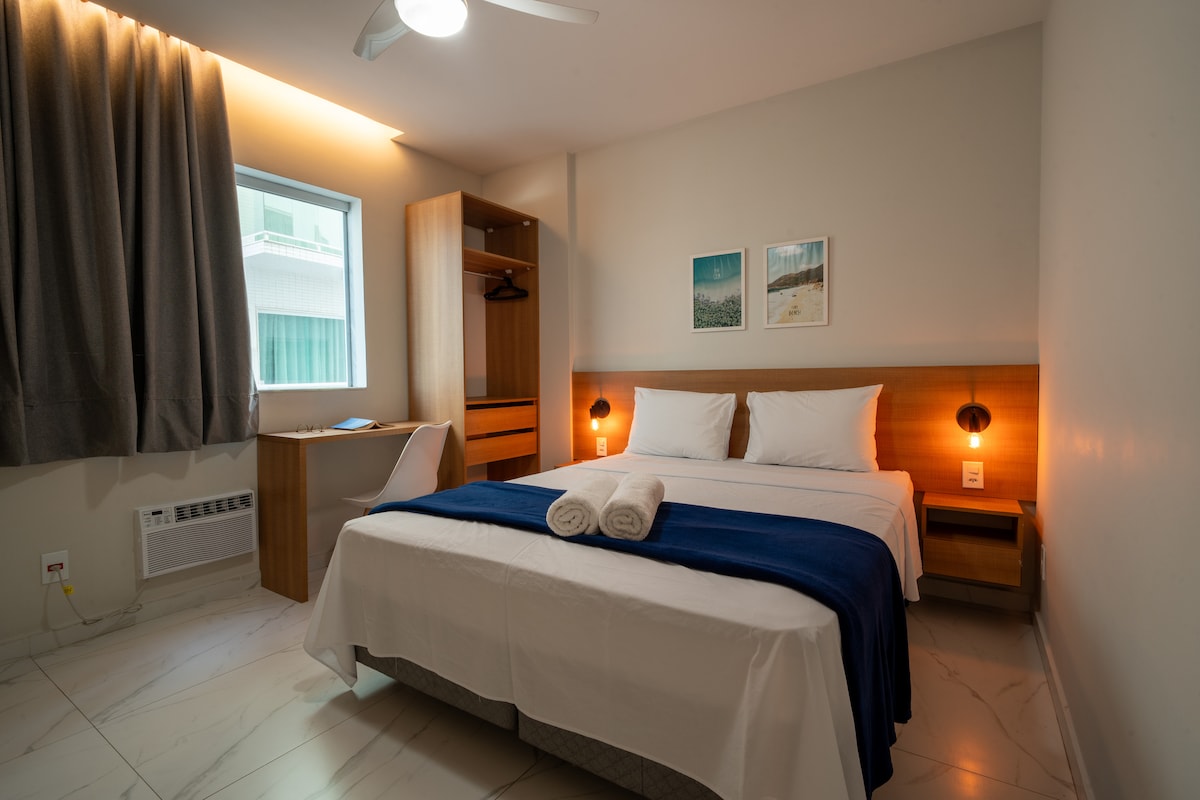 Спалня с маса за домашен офис.