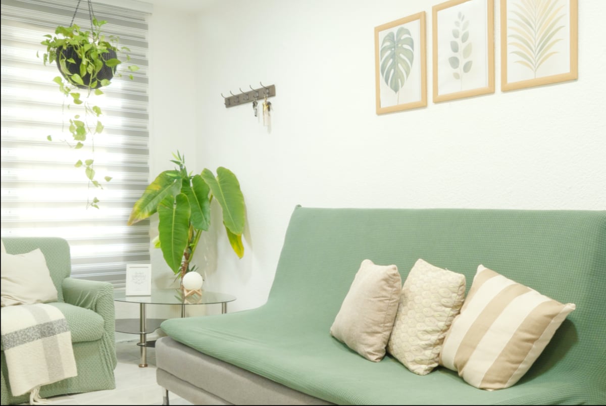 הנכס הזה כולל ספה נפתחת למיטה נוספת, אידיאלית לאורחים נוספים. נוח ומעשי, הוא מציע פתרון מושלם מבלי להקריב סגנון או נוחות, ומספק צדדיות רבה יותר לשהייה שלכם בבריסה ורדה.