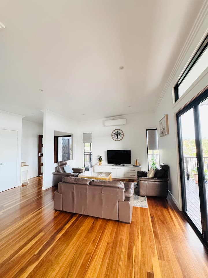 Elevated Luxury Family Home - Springwood