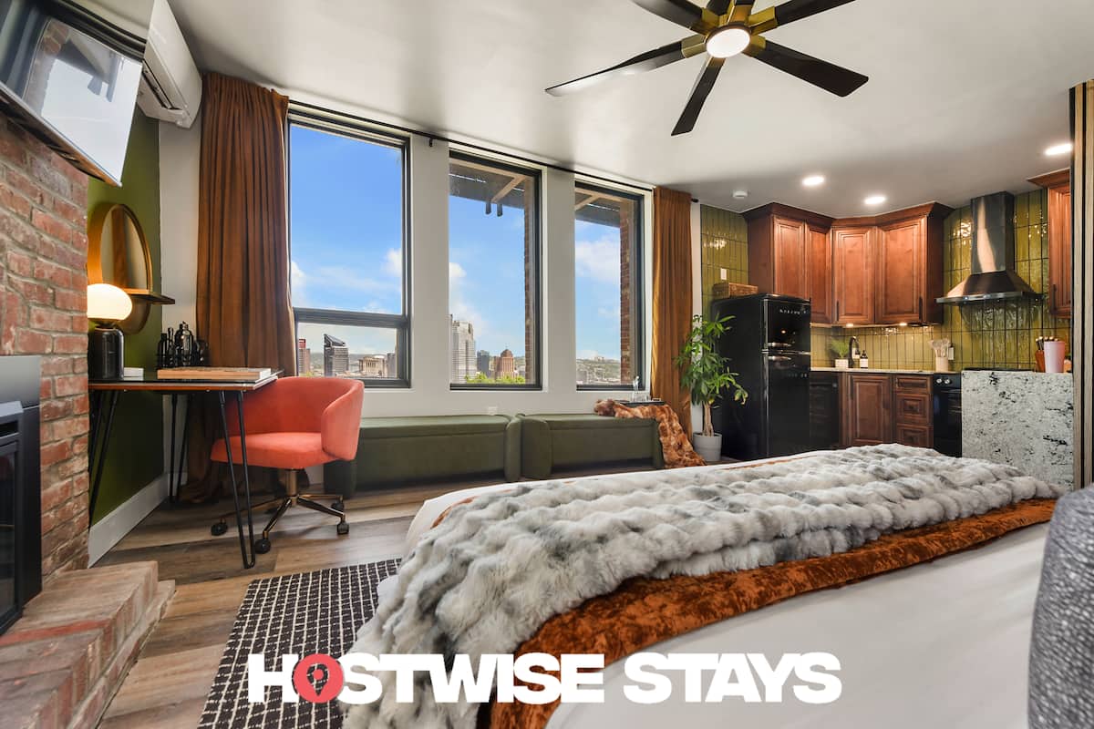 HostWise Stays Pius Street Pittsburgh — 4 bedroom home with rooftop deck, garage parking, game room, sleeps 10