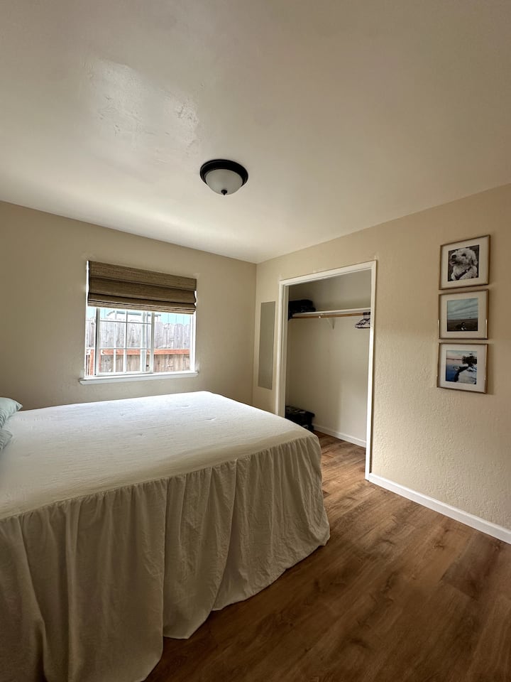 В гардероба има допълнително одеяло за двойно легло, както и допълнителни одеяла