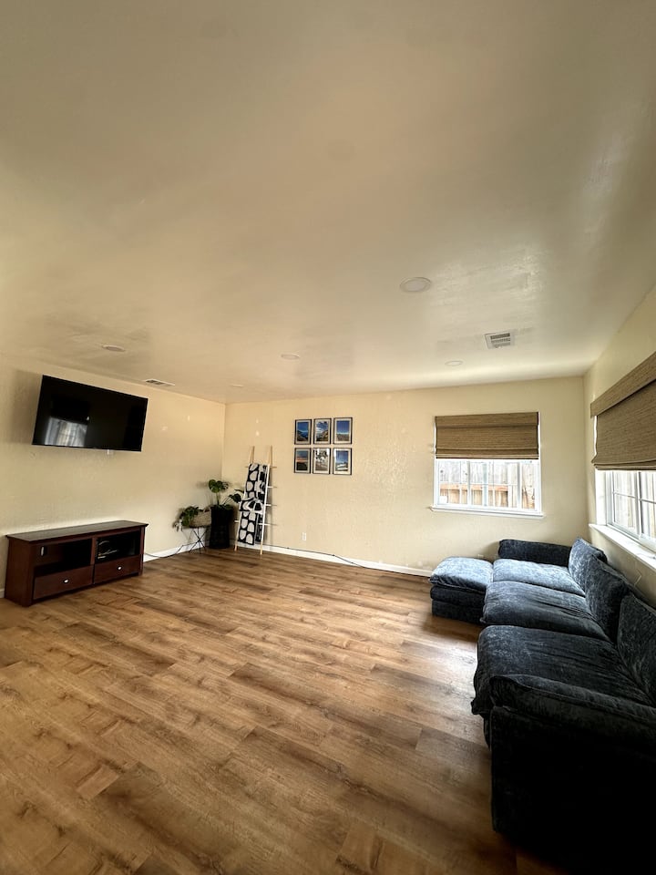 Настолни игри можете да намерите в шкафа, разположен точно преди входа на коридора. Допълнителни одеяла са налични във всекидневната, достъпни на стълбата за одеяла.