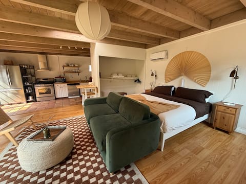 Popular Airbnb listing: Garden Casita in the Heart of Los Angeles in Westside South Central