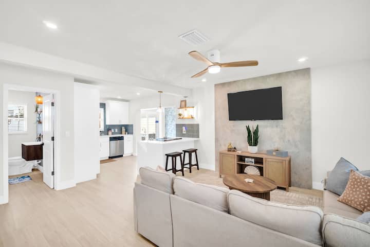 Marie's Oasis‐4 Min Walk To Sandy White Beaches! - Clearwater Beach, FL