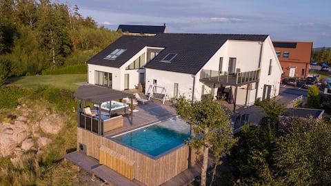 Modern villa – golf & sea nearby!