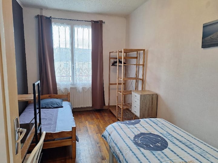 חדר שינה בגודל כמעט 12 מ"ר המשקיף על החצר, מצויד בשתי מיטות יחיד, שולחן כתיבה, מלתחה, שולחן ליד המיטה, מדף ספרים