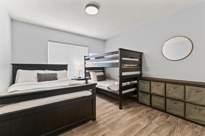 Jednolôžkové poschodové postele a manželská posteľ pre maximálne 4 hostí.