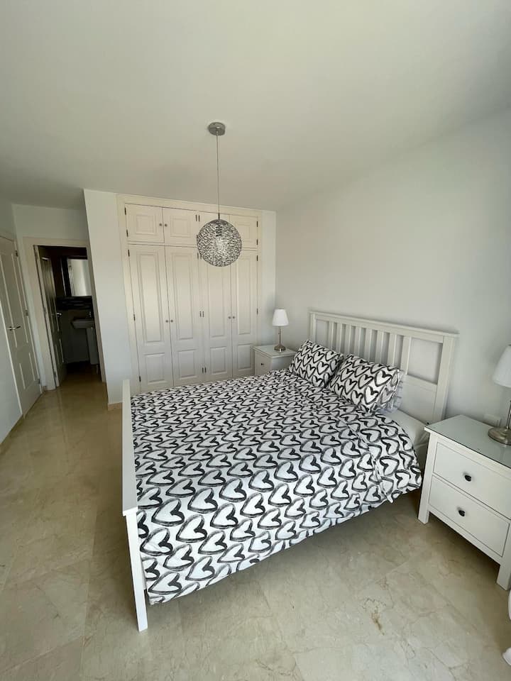 ห้องนอนใหญ่กว้างขวางพร้อมห้องเก็บของและห้องน้ำในตัว