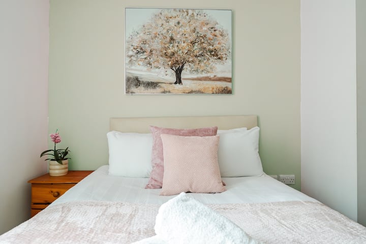 «Un dormitorio precioso con una cómoda cama doble️, mucho espacio para guardar la ropa y una ventana que deja entrar la luz natural».