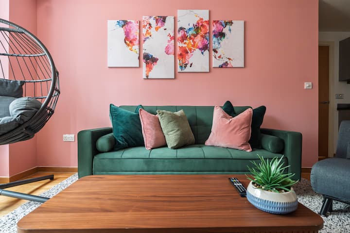 «Relájate en el elegante salón, ️ que cuenta con cómodos sofás cama, una televisión inteligente y una moderna silla colgante para descansar a la perfección».