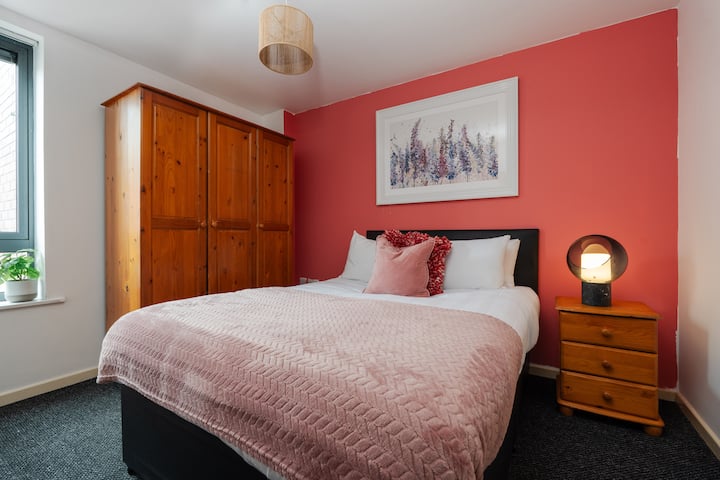 «Un dormitorio precioso con una cómoda cama doble️, mucho espacio para guardar ropa y un baño privado».