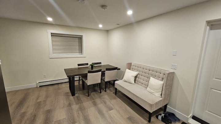 Amplia sala de estar con mesa de comedor y TV