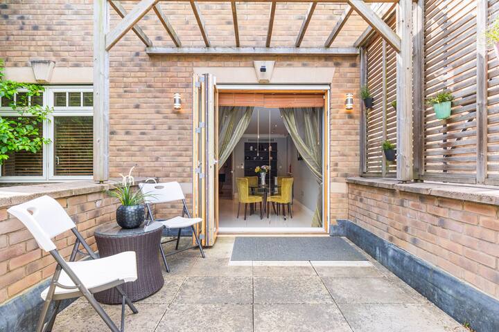 Luxury 5 Bedroom / 4 Bathroom / Garden/Cinema/Gym gallery image 5