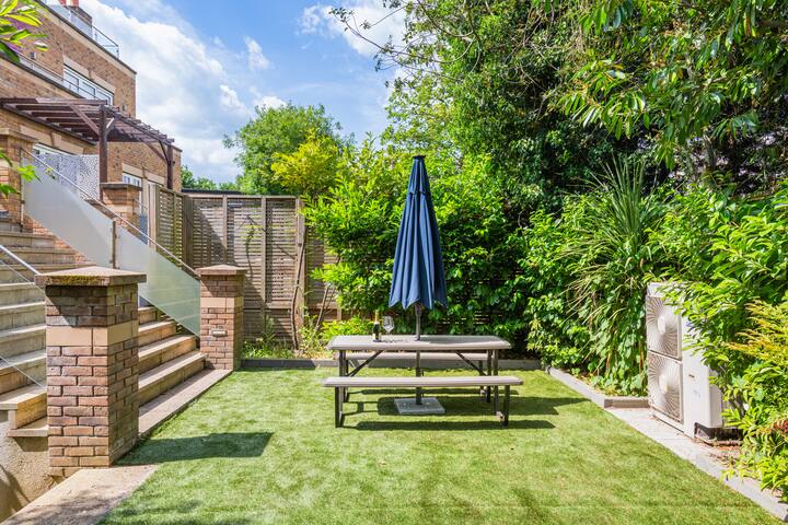 Luxury 5 Bedroom / 4 Bathroom / Garden/Cinema/Gym gallery image 2