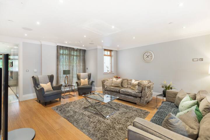 Luxury 5 Bedroom / 4 Bathroom / Garden/Cinema/Gym gallery image 3