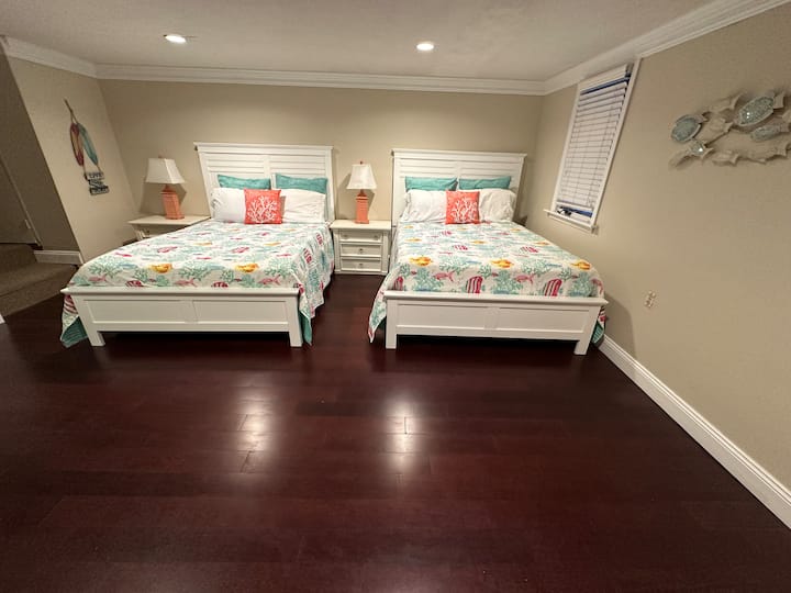 1楼双人标准双人床卧室，配备50英寸智能电视